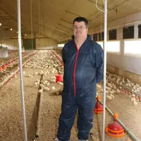 <em class="placeholder">La caméra installée sur un portique dans le bâtiment suit l’évolution quotidienne du poids des volailles. La solution Chicams