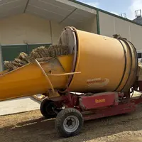 <em class="placeholder">La pailleuse semi-portée est attelée à un tracteur de 110 ch.</em>