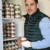 <em class="placeholder">Les bas morceaux sont valorisés en conserves de rillettes ou gésiers. </em>