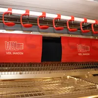 <em class="placeholder">Le fond du nid LayMaxx de Jansen se relève pour expulser les poules et les rideaux sont enroulés dans le même temps. La ligne