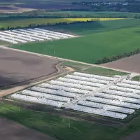 Avec des élevages de 500000 poulets en moyenne (contre 22000 en France), les grands groupes tels que MHP bénéficient d’économi