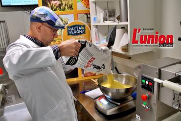 Homme avec une casquette ajoute de la semoule de blé pour faire des pêtes