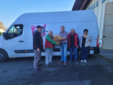 Remise d'un sac de pomme de terre.