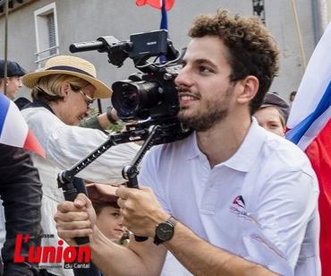 Le cinéaste léo Pons derrière une caméra