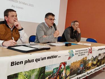 Président des EDT 15 au micro d'une tribune. 