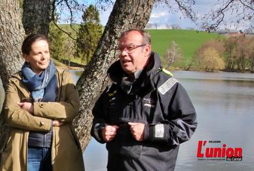 Deux personnes devant un lac de pêche