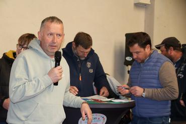 Homme avec un micro dans la main