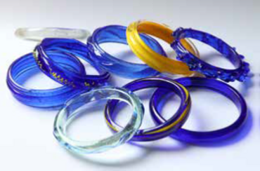 La production de bracelets en verre réalisés d’une seule pièce, sans soudure, est la spécificité des artisans  Gaulois . Ce sont les seuls dans l’Antiquité à produire ces objets.