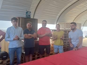 Le maire d'Yssingeaux, Arthur Liogier, s'est montré très heureux de compter un nouveau producteurs de fruits rouges sur sa commune. Ici en compagnie des responsables du GIE et d'Alexandre Clémenson.