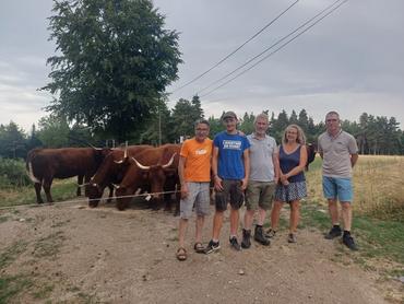Les associés du Gaec et l'un de leur fils, Colin, en compagnie d'un voisin producteur de fruits rouges des Monts du Velay et de Anthony Fayolle, secrétaire général de la FDSEA.