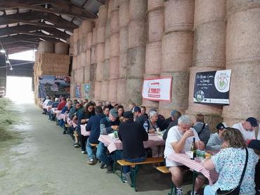 Un repas au décor inhabituel pour les 150 personnes qui ont mangé sur place.