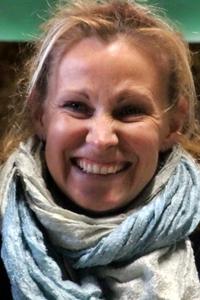 portrait de jeune femme souriante