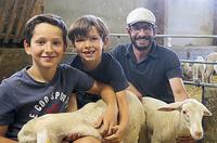 Baptiste Barrère, entouré de ses enfants, dans sa bergerie.