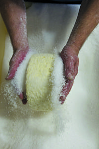 Salage du fromage.