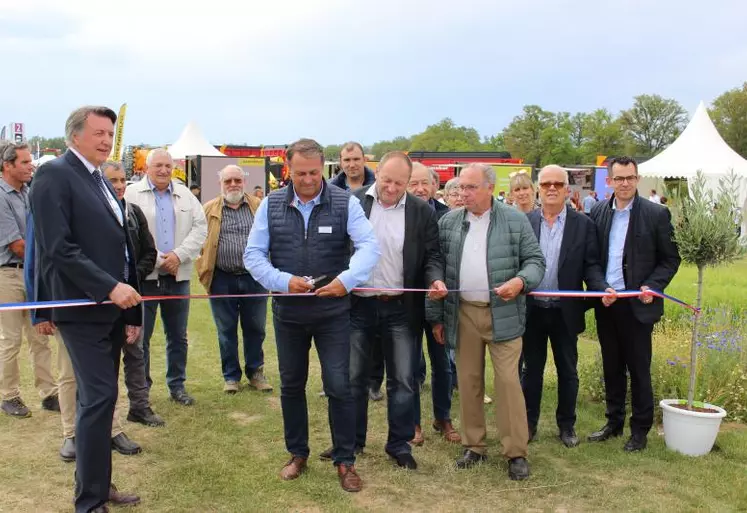 Autour de Bertrand Laboisse, hôte de l'évènement, Frédéric Bondoux, président de Profield Events Group ; Patrice Bonnin, président de la Chambre d'agriculture de l'Allier ; Gérard Ferriere, maire de Villefranche-d'Allier ; Yves Simon, maire de Meillard et Président du SDE 03 et Claude Riboulet, président du Conseil départemental de l'Allier.