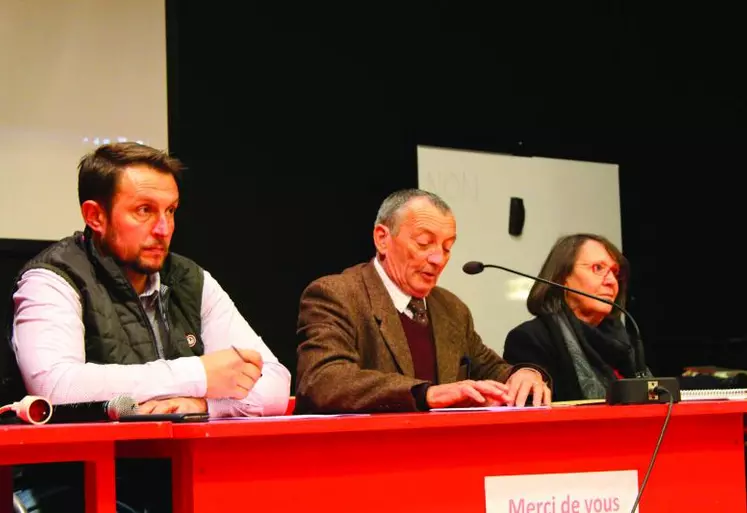 De gauche à droite : Sébastien Cluzel, président du Herd Book Charolais, Maurice Moulin, président de la Société d’Agriculture de l’Allier et Eliane Huguet, présidente de la commission développement économique, commercial, et enseignement supérieur, de Moulins Communauté.