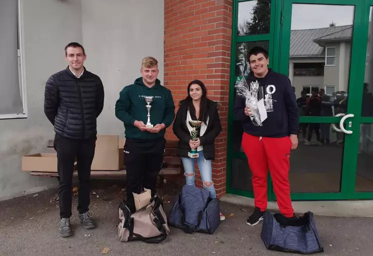 Les trois finalistes du concours de pointage du lycée agricole de Durdat-Larequille.