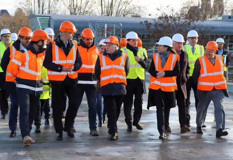 Élus et représentants de l’État se sont rendus ensemble sur le chantier du nouveau pont de Moulins traversant la rivière Allier.