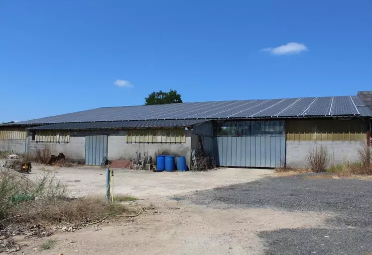 L’ancien bâtiment équipé d’une centrale photovoltaïque.