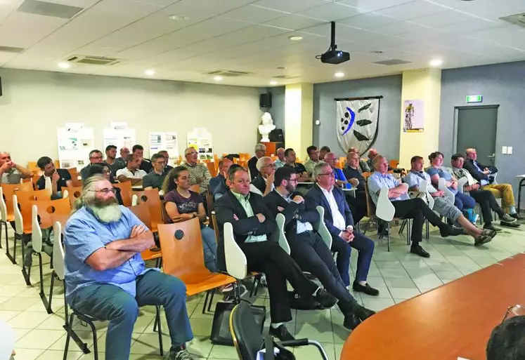 Une assemblée composée de membres et de partenaires de Symbiose Allier.