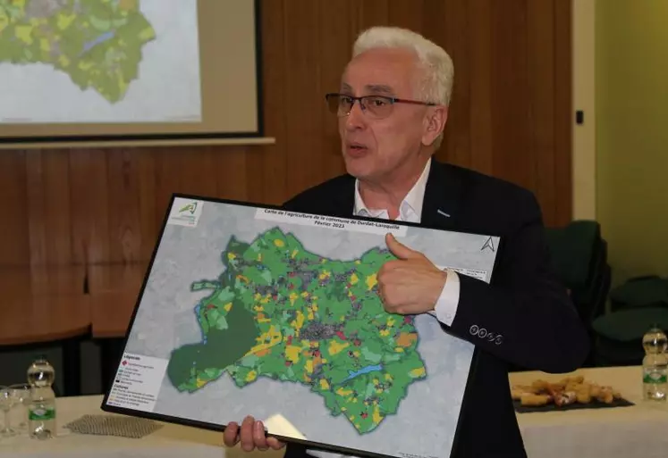 Bruno Bove, a reçu la fameuse carte des mains de Christine Lemaire, vice-présidente de la Chambre d’agriculture de l’Allier, aux côtés de Patrice Bonnin, président et des élus présents.