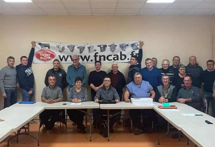 L’équipe de l’association Foire Concours Bovins de Saint-Pourçain-sur-Sioule autour de Jean-Louis Lautel, Serge Guerrier, vice-président en charge des animaux de boucherie, Dominique Grandjean, vice-président en charge des reproducteurs HBC, Véronique Laronde, secrétaire, Véronique Kervern, trésorière et du président d’honneur Joannes Laronde.