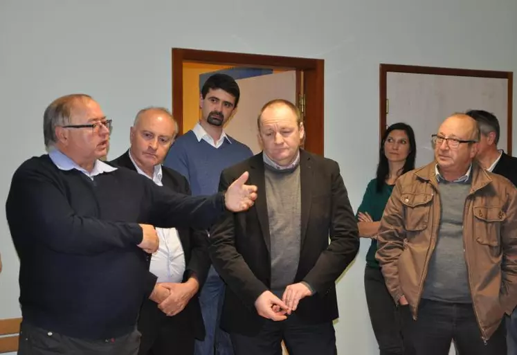 Jacques Force, éleveur de volailles dans le Puy-de-Dôme (au premier plan, aux côtés de Patrick Escure, représentant de la Chambre régionale d’agriculture, Patrice Bonnin, président de la Chambre d’agriculture de l’Allier et Gilles Cabart, président de la FNSEA 03), au nom du Corel avicole a rappelé les fondamentaux de la filière.