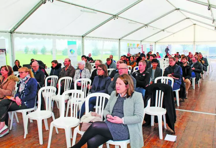 Une assistance d’environ 70 à 80 personnes au sein du parc Paléopolis à Gannat le 4 avril.