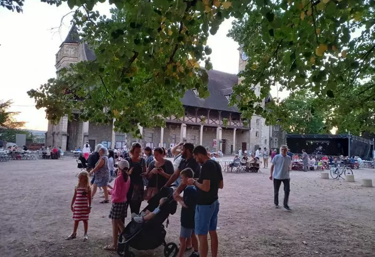 Ils étaient des centaines de personnes à s’être rendu, le 6 août dernier, sur l’esplanade du château des ducs de Bourbon, à Montluçon, pour déguster un menu bourbonnais et échanger avec les producteurs.