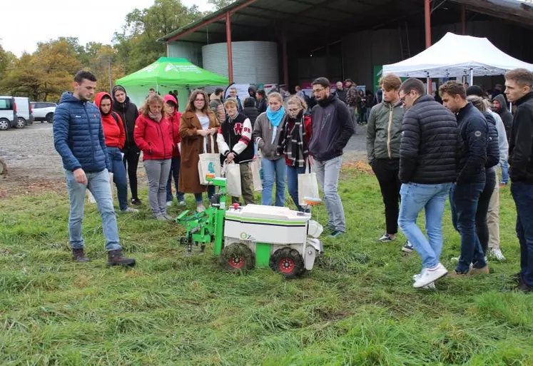Clément Bridot, responsable du développement de l’agriculture numérique pour l’Ucal et son robot Naïo pour le désherbage.