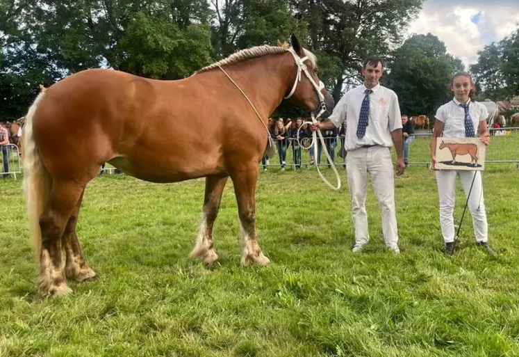 Frédéric Taillon aux côtés de sa jument « Idole du Ronzy », 1ère en pouliche de trois ans  puis championne jeune du Massif Central en 2021, 1ère au National de Maîche et vice-championne jeune au National en 2021 et également 1ère à Cournon-d’Auvergne.