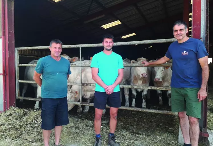 De gauche à droite : Laurent et Emmanuel Martel, en compagnie du vétérinaire Santiago Carracedo.