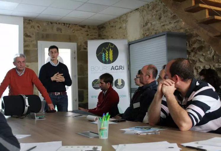 « Vendez vos céréales en direct ». C'est le slogan de Boursagri, le marché en ligne que lance les établissements Jeudy. Pour la dernière ligne droite avant le lancement en janvier, Gilles (debout à g.) et son fils, Raphaël Jeudy ont choisi d'aller à la rencontre de leurs clients vendeurs potentiels sur le territoire historique de l'entreprise, le Centre de la France. Une façon d'en revenir aux bases avant le grand saut.