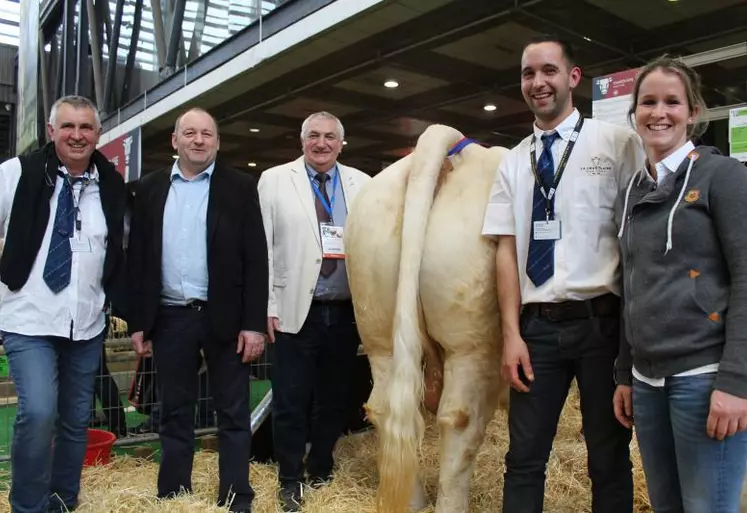 Les éleveurs : De gauche à droite : Jean-Marc Micaud, éleveur à Ygrande, Patrice Bonnin, président de la Chambre d'agriculture de l'Allier, Jean Laurent, vice-président du Conseil départemental de l'Allier, en charge de l'agriculture, Romaine Clame, éleveur à Sauvagny, et Léa Laboisse, éleveuse à Villefranche-d'Allier.