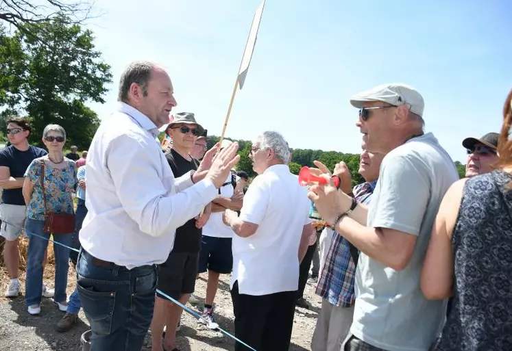 Patrice Bonnin, président de la Chambre d’agriculture de l’Allier, a tenté d’échanger avec les manifestants pour trouver des solutions.