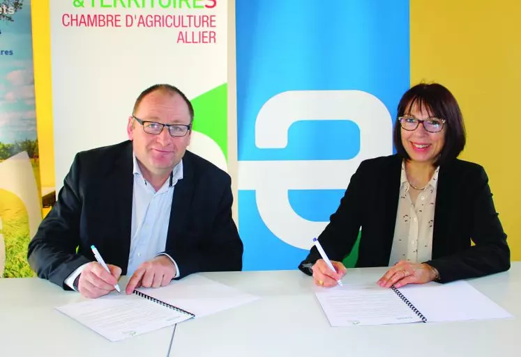 Patrice Bonnin, président de la Chambre d’agriculture de l’Allier, et Nadine Salaris, directrice territoriale Enedis Allier, ont signé une convention de partenariat.