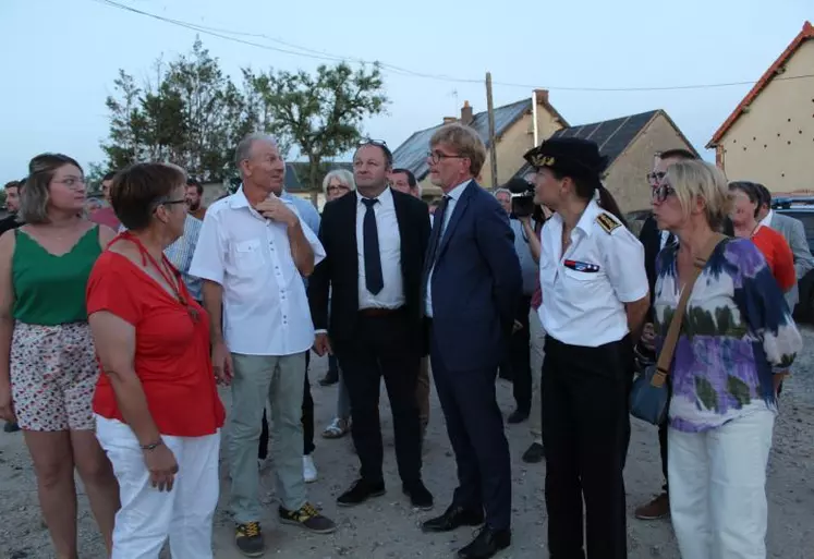 Le ministre de l’Agriculture s’est rendu sur l’exploitation de la famille Valot, sur la commune de Monétay-sur-Loire, dans le département de l’Allier, particulièrement touchée par le dernier épisode de grêle.