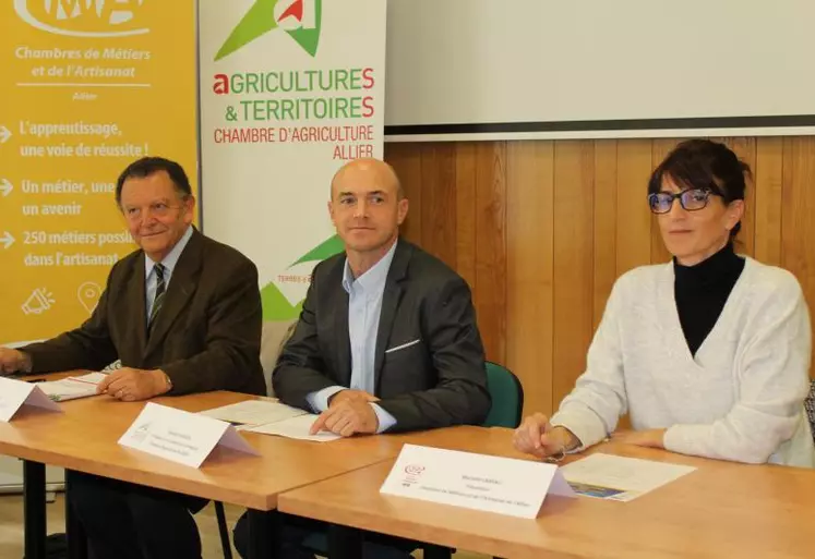 De gauche à droite, les représentants de l’interconsulaire de l’Allier : Hubert Gomot, représentant Gilles Duboisset, président de la CCI et président de l’interconsulaire, Mickaël Randoin, président de la commission entreprise de la Chambre d’agriculture, et Murielle Labeau, trésorière de la Chambre de métiers et de l’Artisanat.