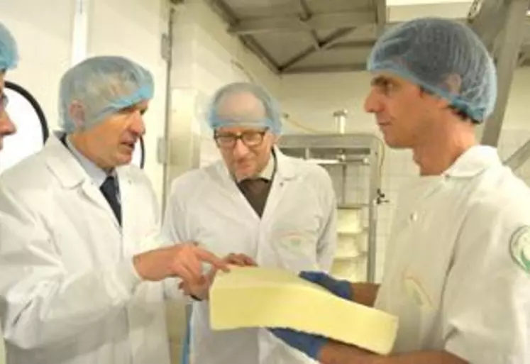 Eric Delzant, préfet de la région Auvergne a été attentif aux explications de Didier Thuaire, directeur de la SFL, sur les techniques de fabrication du fromage.