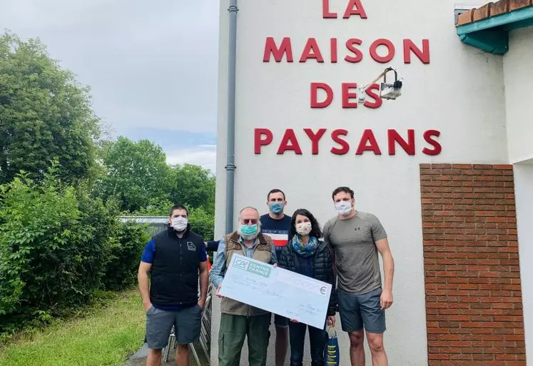 Les rugbymen Yohan Beheregaray, Arthur Iturria et Paul Jédrasiak, accompagnés de Neil Mc Ilroy, manager sportif de l’ASM et président de l’association ASM SOS, ont remis un chèque de 10 000€ à Solidarité Paysans en Auvergne