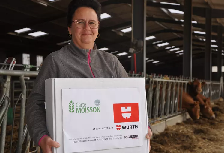 Candy Méaume agricultrice au Theil dans l'Allier sur son exploitation de vaches limousines lors de la remise de son lot au Sommet de l'Elevage.