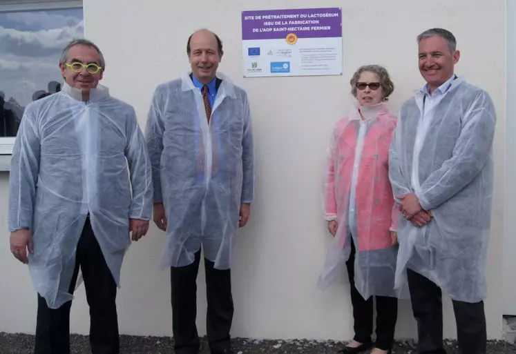 En tenue réglementaire, Dominique Prugne, Louis Giscard d’Estaing, Martine Bony et Serge Pichot ont visité le site de Tauves.