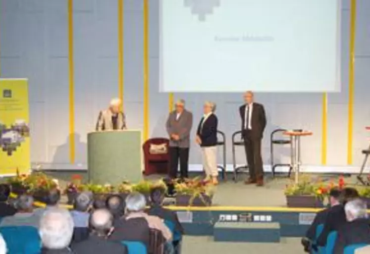 Henri Cotte, agriculteur à la retraite, a reçu lors de l’assemblée générale, la médaille du mérite agricole des mains de Jean-Paul Guérin, président d’honneur, et Guy Ballot, président de la Fédération des caisses locales 63.