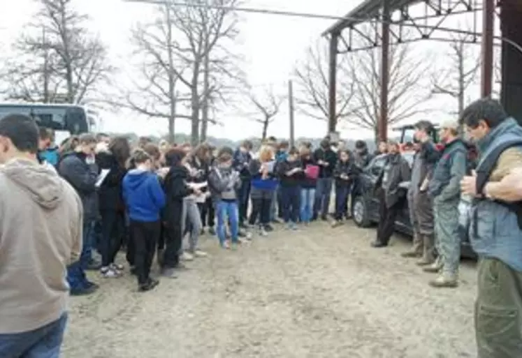 Au Gaec de la Fontaine du Sureau, des élèves attentifs autour de Paul Bony, Thierry Orcière et Nicolas Honhon (à droite)