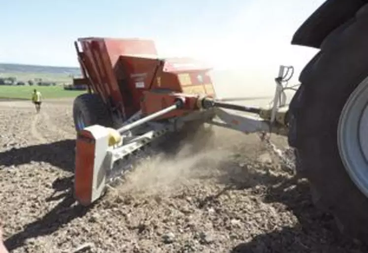 Grâce à sa largeur de travail de 4 mètres, la ramasseuse permet un travail plus rapide et plus efficace. Démonstration devant une vingtaine d’agriculteurs.
