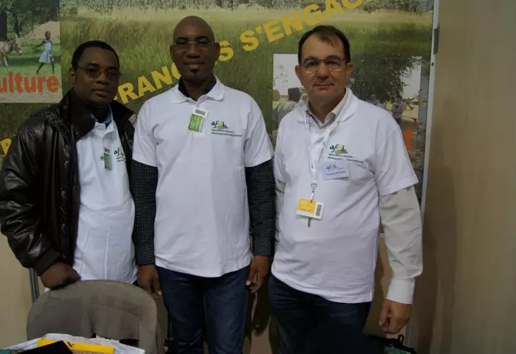 Sur le stand AFDI Auvergne-Rhône Alpes, François Heyraud a accueilli (de gauche à droite) Barry Yacouba, coordinateur des activités de l’Union nationale des mini laiteries et producteurs de lait du Burkina Faso, et Diallo Adama Ibrahim, président de l’Union.