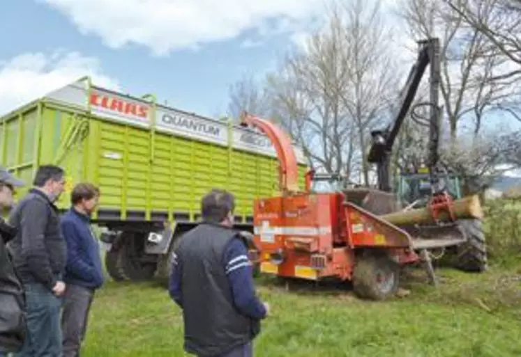 Lors de la journée Cuma à Arlanc, la Cuma des Deux Rochers a réalisé une démonstration avec son matériel pour témoigner de la rapidité et de l’efficacité de travail.