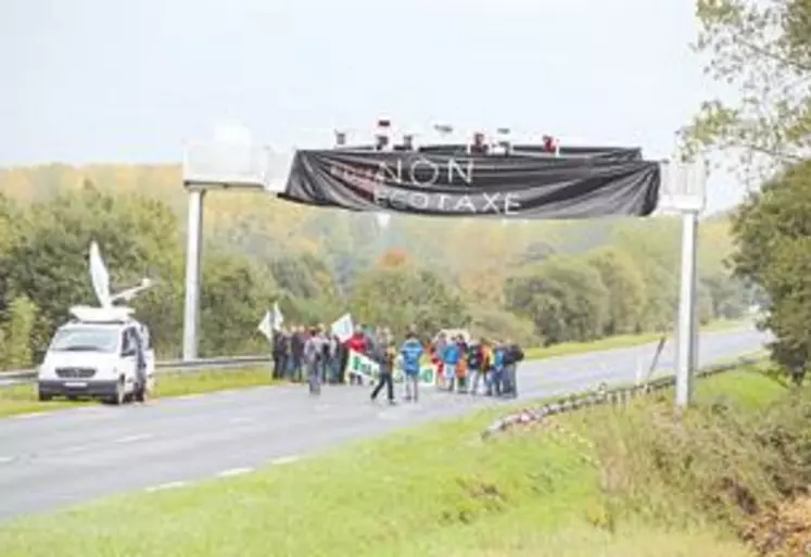 Portique bâché sur une route normande, dans le cadre des manifestations contre la mise en place de l’écotaxe.