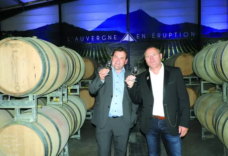 Sous leur nouvelle base line « L'Auvergne en éruption », Sébastien Vidal et Pierre Desprat ont dévoilé, le 6 septembre dernier à Veyre-Monton, le nouveau chai à barriques où
s'élèveront désormais les différentes gammes de vin de la cave.