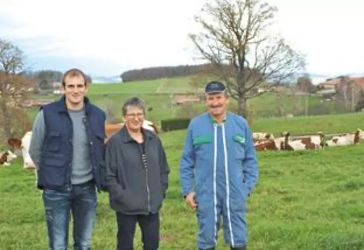 Le Gaec Grégoire à Aveize dans les monts du Lyonnais a accueilli sur son exploitation un groupe
d’éleveurs laitiers lors des journées énergisantes du BTPL.